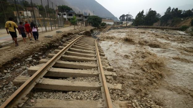 Ferrocarril ubicado en la ribera del río Rímac, en Chosica, al este de Lima.