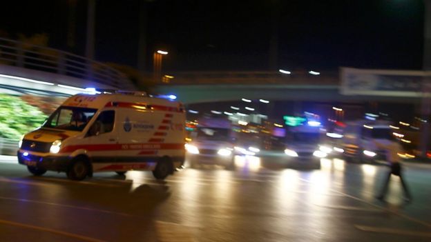 Ambulancias rumbo al aeropuerto de Estambul.