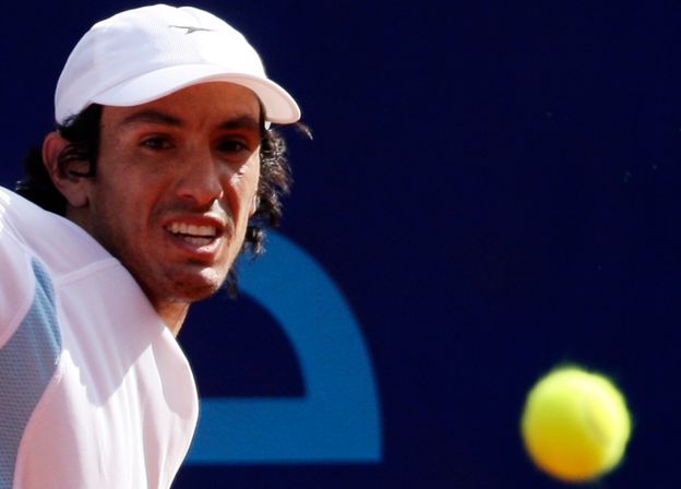 Arguello returns a ball to Davydenko at the match at Sopot on 2 August 2007