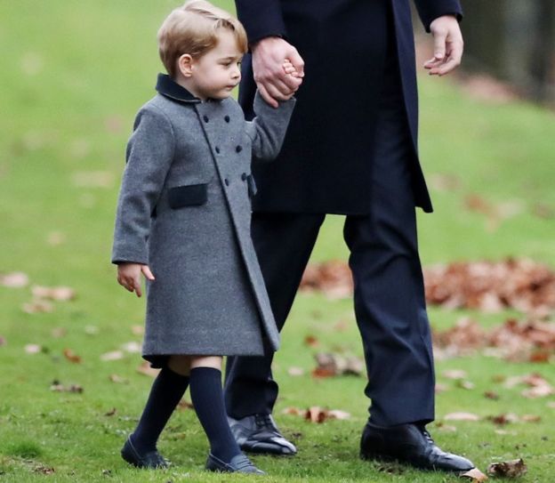 Уильям и Кэтрин с детьми посетили службу в Беркшире Prince George