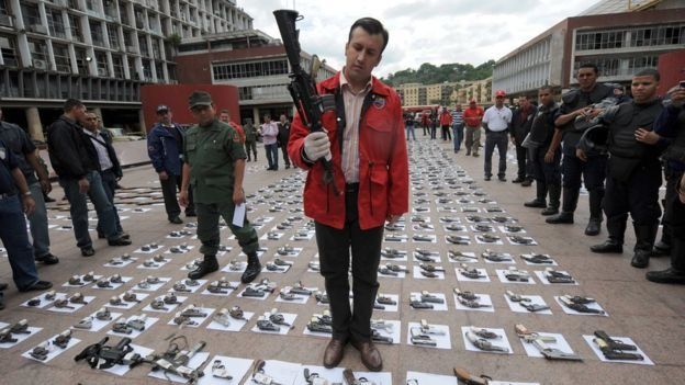 El Aissami con un arma en la mano.