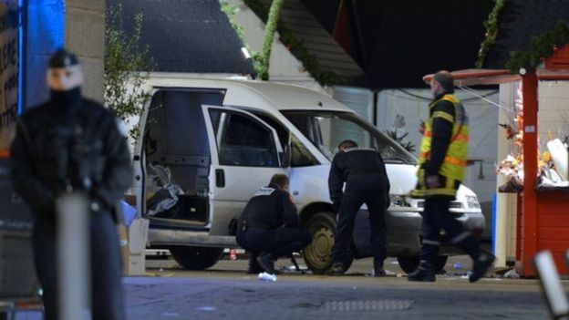 Policiais vasculham local de ataque em Berlim