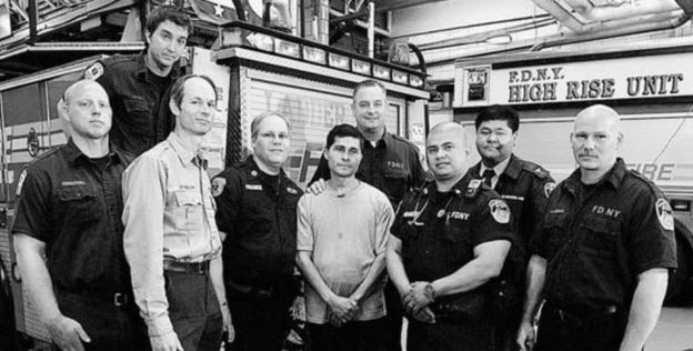 Alcides Moreno con los bomberos de Nueva York