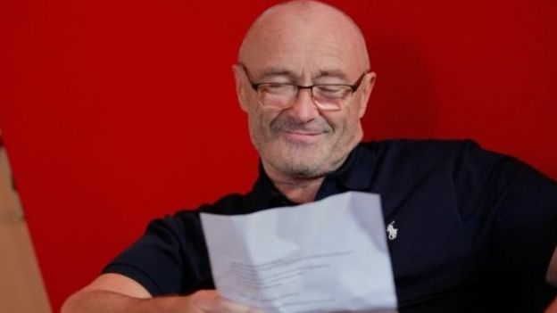 Phil Collins lendo