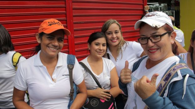 Compradoras venezolanas vestidas de blanco.