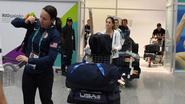 Un grupo de atletas estadounidenses a su llegada a Río.