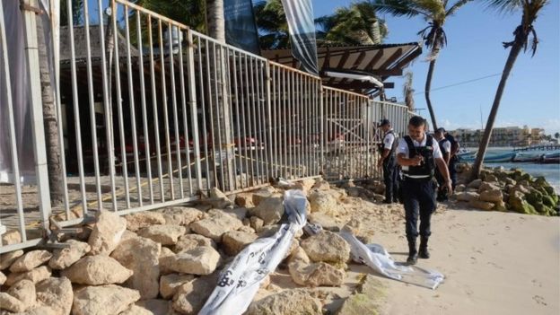 Mexican police agents, investigate at a nightclub near the beach in Playa del Carmen, Quintana Ro state, Mexico where a number of people were killed during a music festival on January 16, 2017.