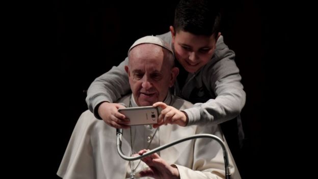 Papa Francisco junto a un joven