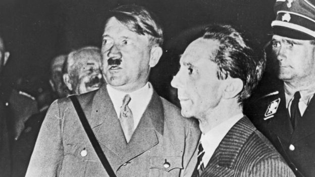 Hitler y su jefe de propaganda Joseph Goebbels durante la campaña electoral nazi en 1933