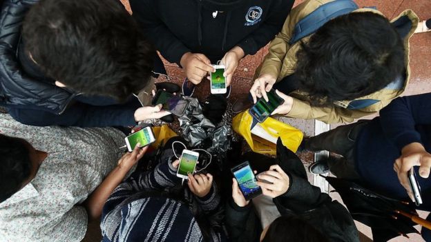 Jóvenes jugando Pokémon Go