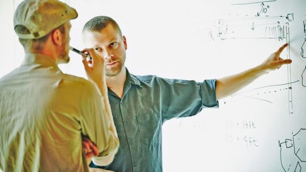 موظف يبدو مشغول في عمله