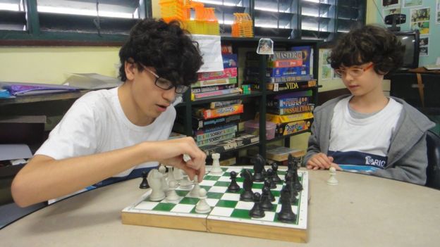 Shaft Novakoski Gutemberg, 13, e Francisco Gomes de Castro, 10, se enfrentam no xadrez