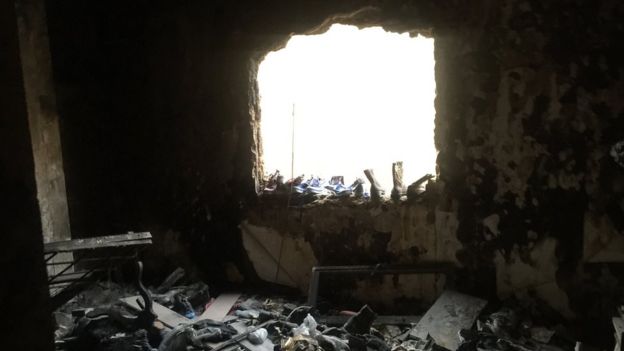 Un edificio quemado durante el ataque en Karrada.