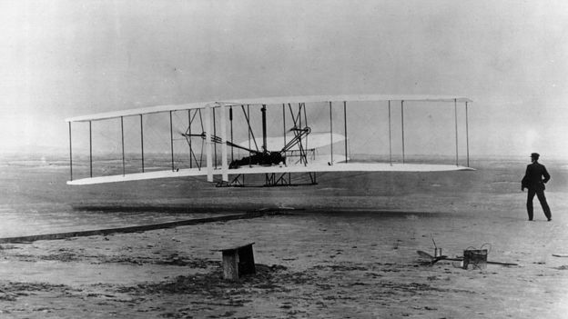El primer vuelo de los hermanos Wright en Kitty Hawk.