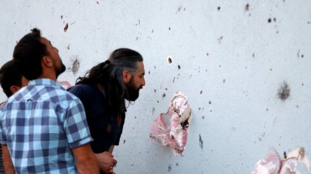 People look at damage caused by fighting during a coup attempt at Turkish police special forces base near Ankara (19 July 2016)