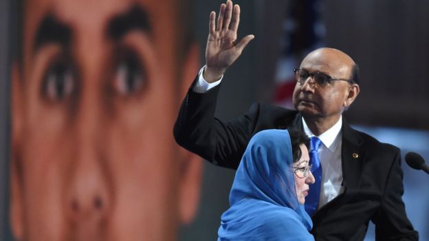 Khizr Khan y su esposa