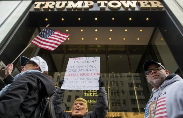 Manifestante em frente a Trump Tower