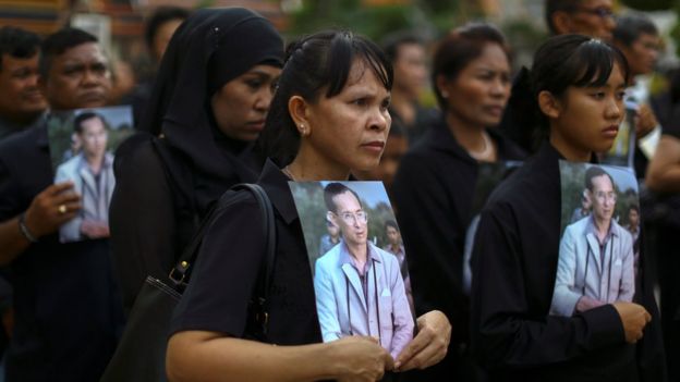 Thai mourners wearing dark clothing line-up to pay tribute at the Grand Palace in Bangkok, Thailand, 29 October 2016