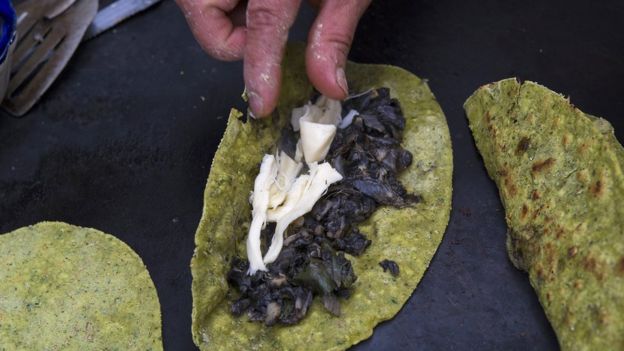Tortilla de maíz con huitlacoche