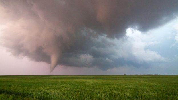 Imagen de un tornado sobre los campos de Kansas