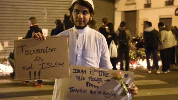 Joven musulmán sostiene cartel que dice que su religión no es terrorismo