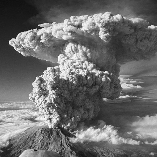 Monte Santa Helena despidiendo una espectacular columna de humo y cenizas durante la erupción de 1980