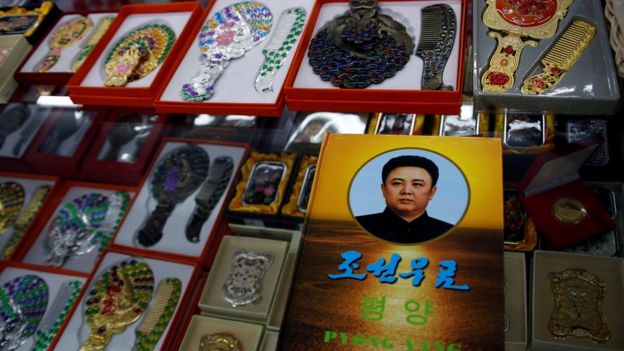 Retrato de Kim Jon il en una tienda en Dangdon, China