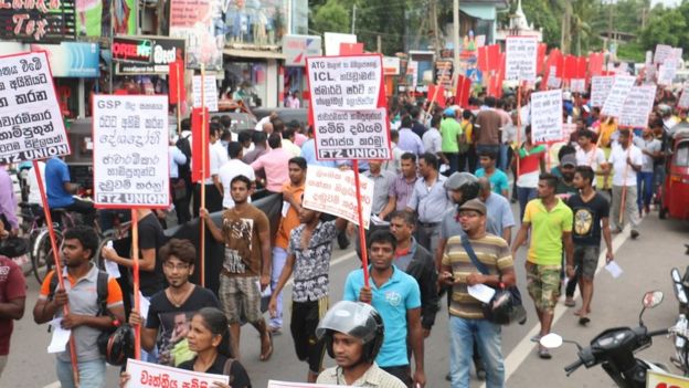 සටන් පාඨ හඬ නගමින්