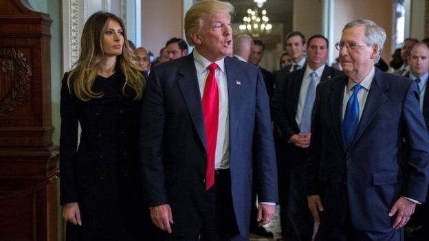Trump caminhando ao lado de Melania
