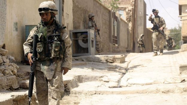 Soldados americanos fazem patrulha em Bagdá