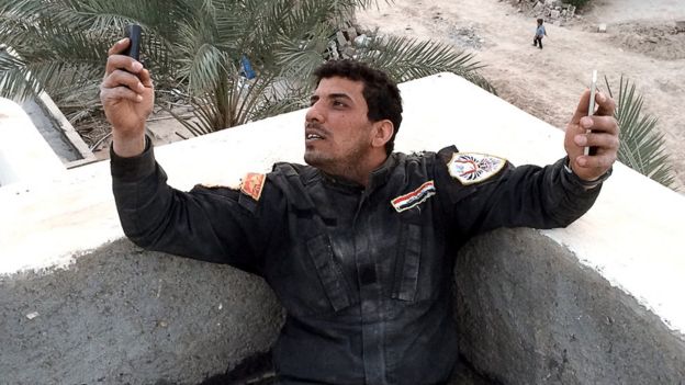 أحمد طلقة يفحص هاتفه المحمول