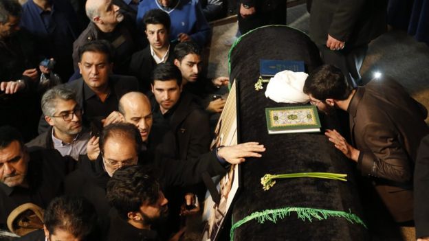 Pazartesi günü binlerce kişi Rafsancani'nin tabutuna dokunabilmek için Tahran'da cenaze töreninin yapıldığı camiyi ziyaret etti.
