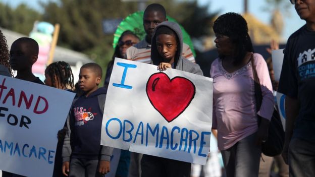 Niño con cartel a favor del Obamacare