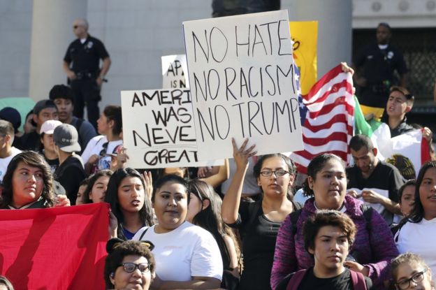 Estudiantes de secundaria protestan contra el presidente electo de Estados Unidos, el republicano Donald Trump, en Los Ángeles, California, el 14 de noviembre.