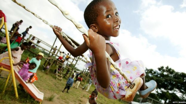 Una niña se columpia en una guardería en Richards Bay, Sudáfrica