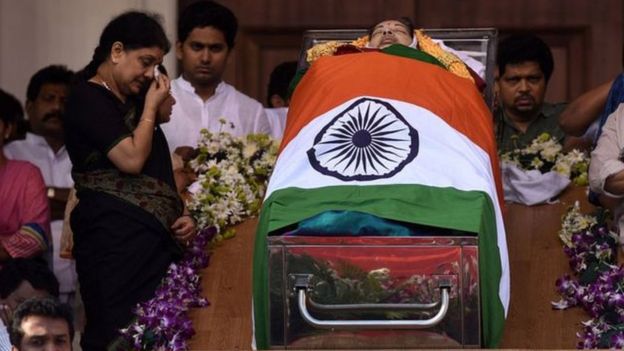 ஜெயலலிதாவின் சடலத்தின் அருகே சோகத்துடன் காணப்பட்ட சசிகலா