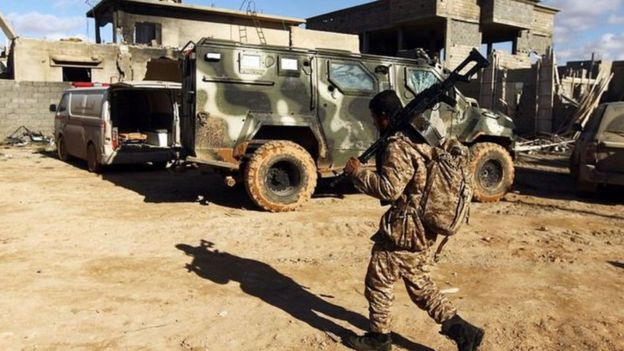 اتهامات لجنود ليبيين بقتل أسرى وتدنيس جثث في بنغازي