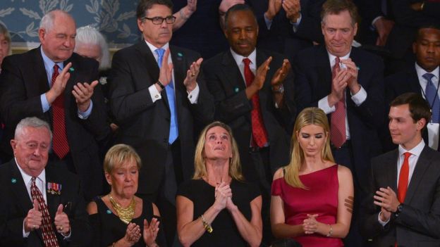 Люди аплодируют