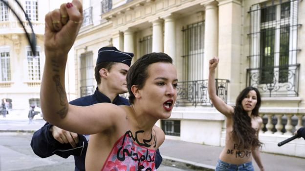 Amina Sboui and a member of Femen protesting in Paris