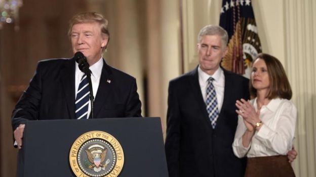 Trump con Gorsuch y su esposa durante el anuncio.
