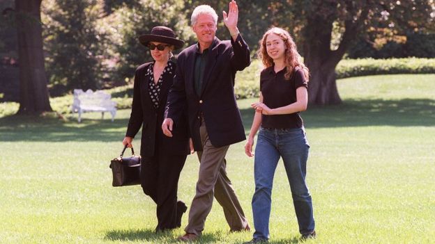 Bill Clinton, Hillary Clinton na Chelsea wakiwasili White House mjini Washington