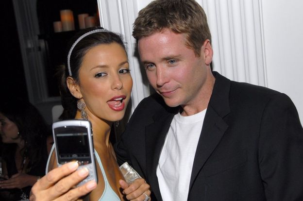 La actriz Eva Longoria y el actor Kevin Conolly en la fiesta de presentación del Blackberry Curve en 2007.