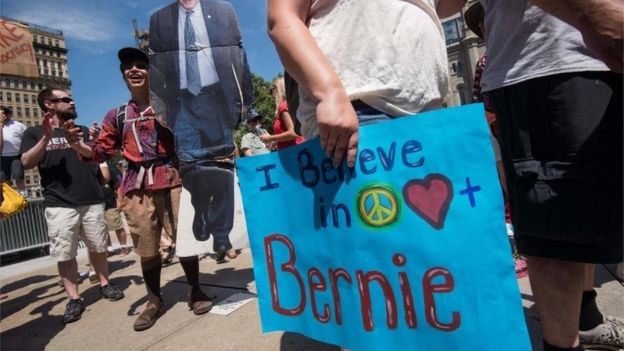 A supporter of former US Democratic presidential candidate Bernie Sanders holds a cardboard cutout of Sanders in Philadelphia (24/07/2016)