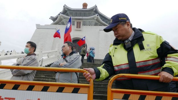 警察在中正纪念堂外架设护栏