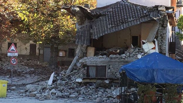 Half-collapsed building between Arquata and Norcia - 30 October