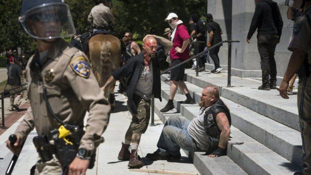 Cuando los supremacistas blancos comenzaron a concentrarse un grupo los atacó, según testigos.