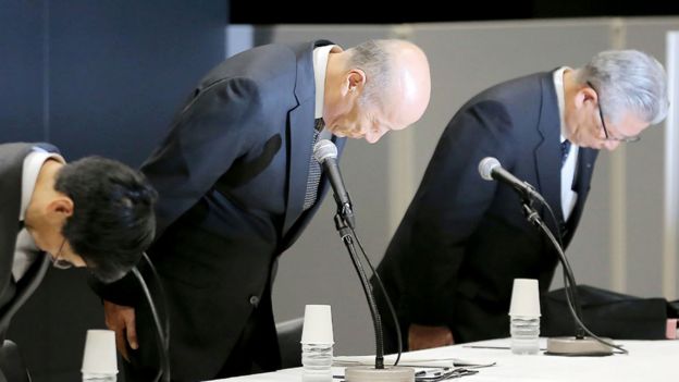 Tadashi Ishii y otros dos ejecutivos de Dentsu se agachan en un gesto de perdón
