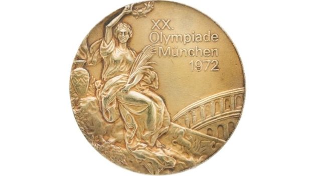Korbut'un 1972'te kazandığı altın madalyalardan biri.