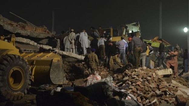 Pakistani soldiers and rescuers search for victims in the rubble of a collapsed factory on the outskirts of Lahore on November 4, 2015.