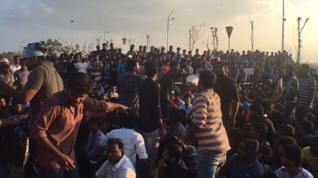 சென்னை மெரினா கடற்கரையில் நடந்த ஜல்லிக்கட்டு போராட்டம்